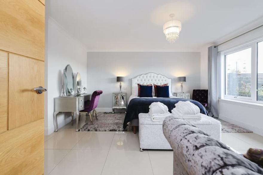Luxurious & Spacious 3BR House with a Hot Tub