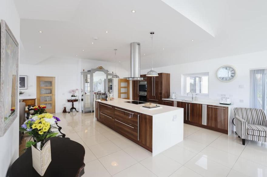 Luxurious & Spacious 3BR House with a Hot Tub