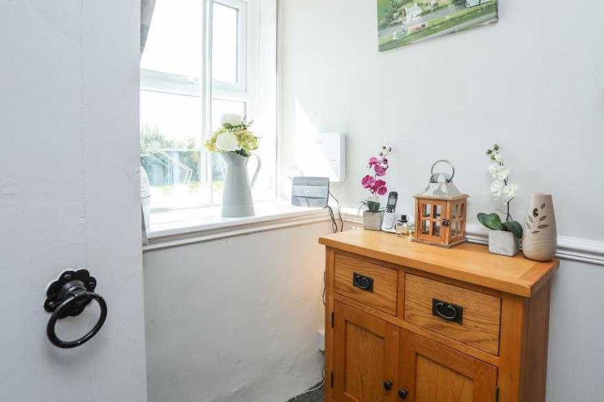 TAN YR ALLT, pet friendly, with open fire in Chwilog