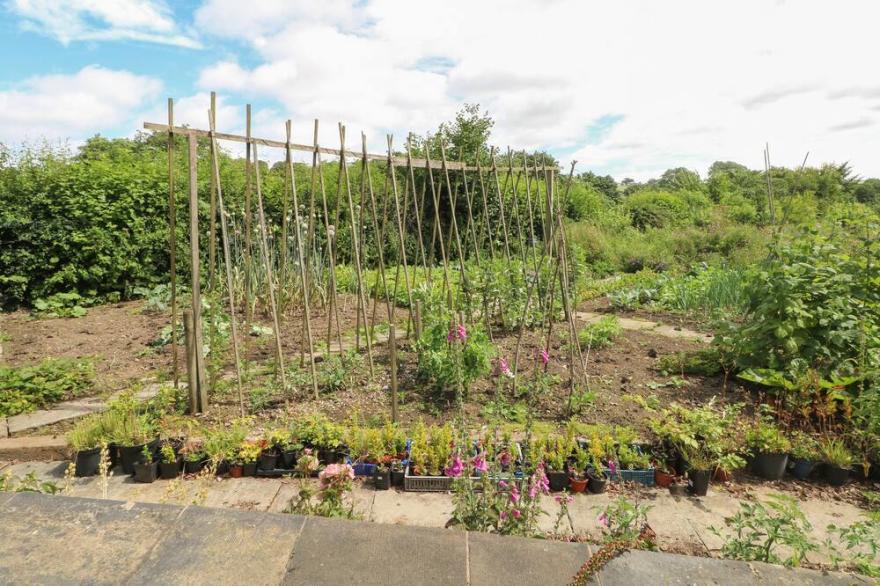 LACEWOOD, romantic, luxury holiday cottage, with a garden in Longnor
