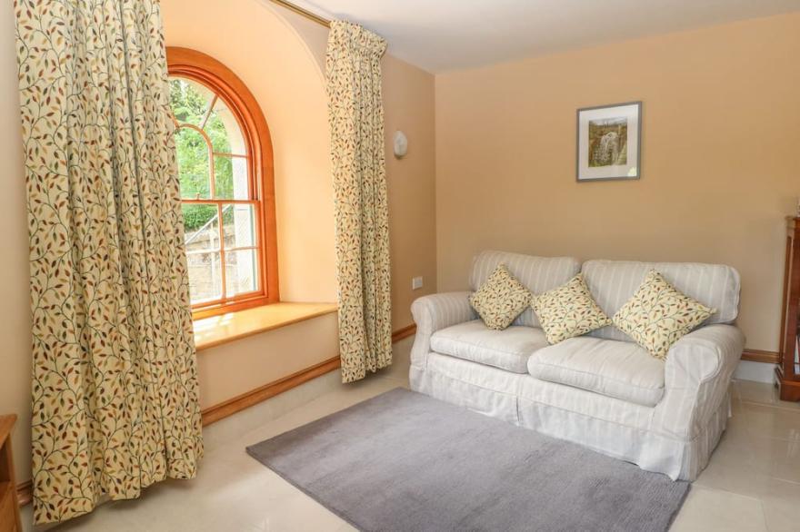 LACEWOOD, romantic, luxury holiday cottage, with a garden in Longnor
