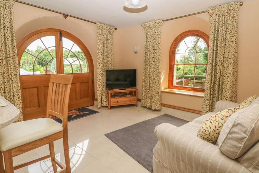 LACEWOOD, romantic, luxury holiday cottage, with a garden in Longnor