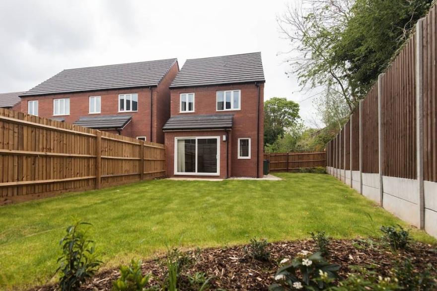 PERFECT FOR CONTRACTORS! - NEXT TO BIRMINGHAM CITY CENTRE - EXQUISITELY BUILT 3-