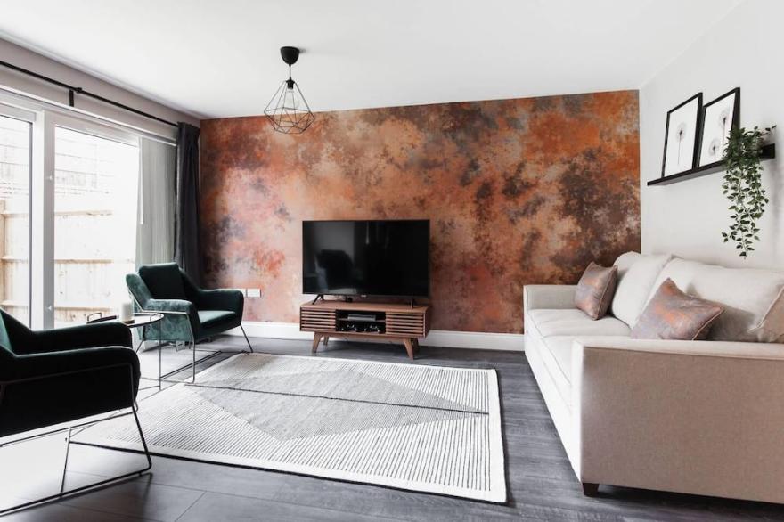 PERFECT FOR CONTRACTORS! - NEXT TO BIRMINGHAM CITY CENTRE - EXQUISITELY BUILT 3-