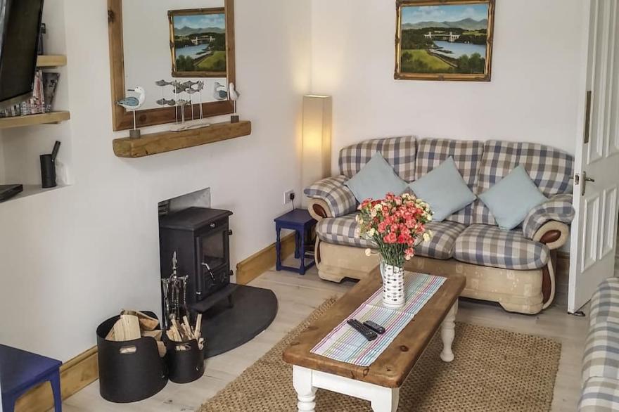 ANGORFA, pet friendly, country holiday cottage in Cemaes Bay