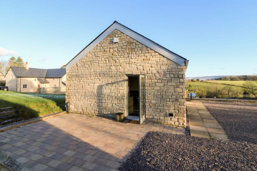 BONNIE BARN, family friendly, with a garden in Usk