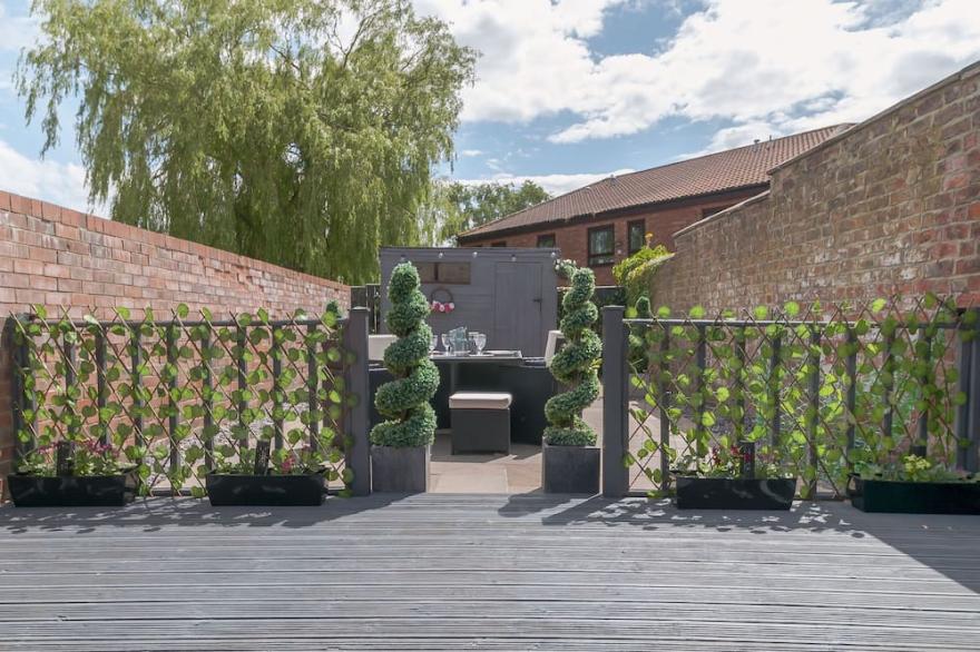 ROSEBERRY HOUSE, pet friendly, with a garden in Guisborough