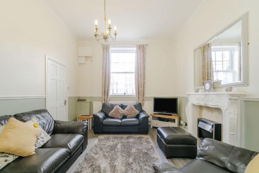 ROSEBERRY HOUSE, pet friendly, with a garden in Guisborough