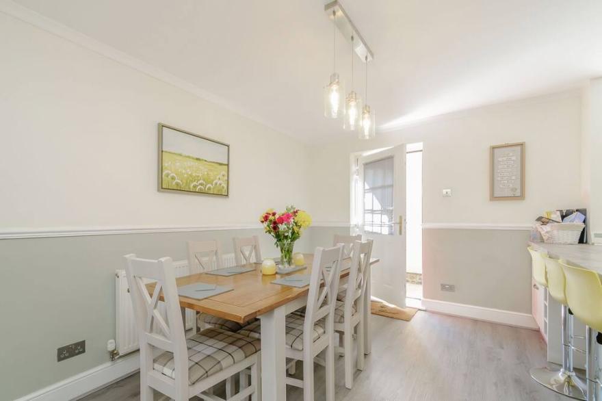 ROSEBERRY HOUSE, pet friendly, with a garden in Guisborough