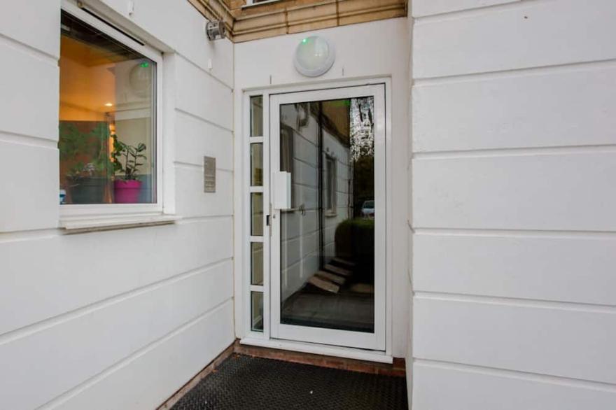 The Sparkford Gardens - Lovely 2BDR with Balcony