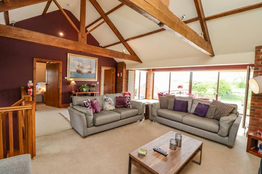 THE OLD BARN, family friendly, with pool in Great Driffield