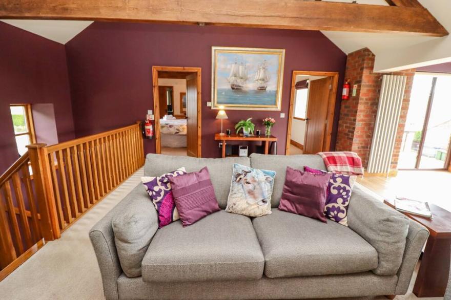 THE OLD BARN, family friendly, with pool in Great Driffield