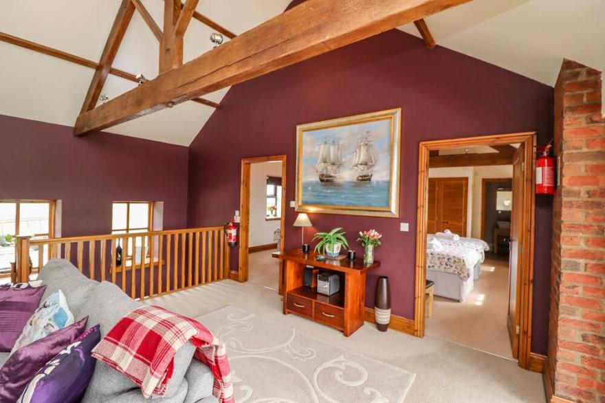 THE OLD BARN, family friendly, with pool in Great Driffield