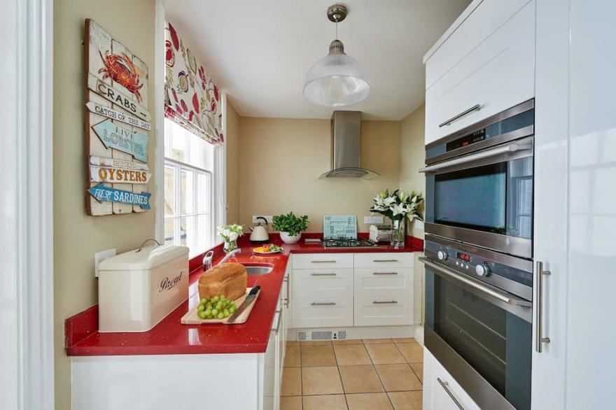 HARBOUR HOUSE, pet friendly, with open fire in Whitby