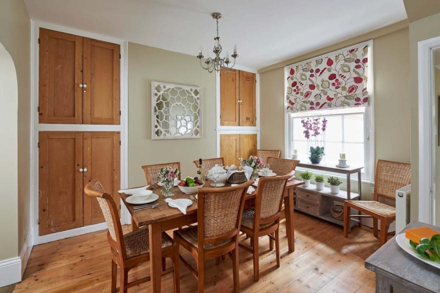 HARBOUR HOUSE, pet friendly, with open fire in Whitby