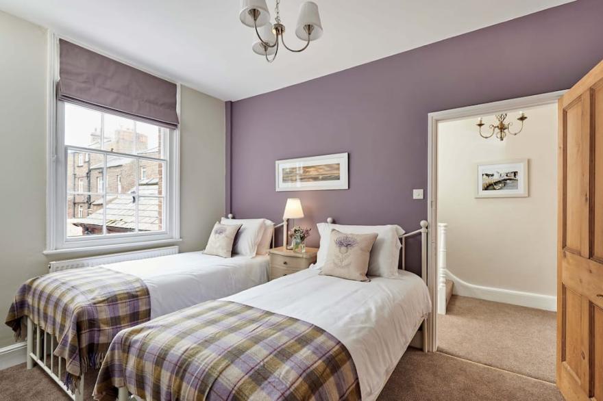 HARBOUR HOUSE, pet friendly, with open fire in Whitby