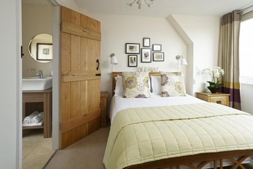 ROOFTOPS COTTAGE, pet friendly, with open fire in Whitby