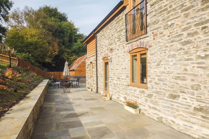 TYNDDOL BARN, family friendly, with hot tub in Llanbadarn Fynydd
