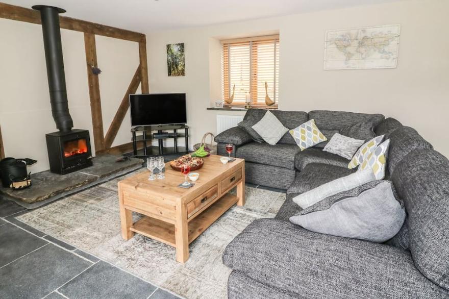 TYNDDOL BARN, family friendly, with hot tub in Llanbadarn Fynydd