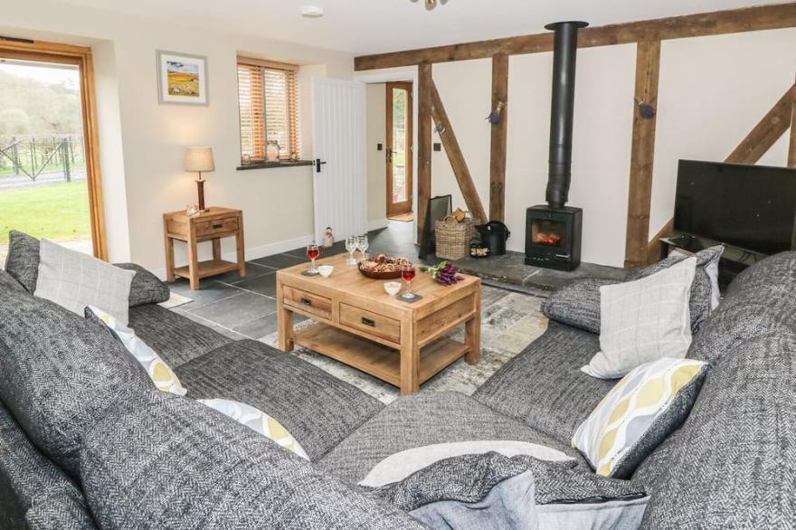 TYNDDOL BARN, family friendly, with hot tub in Llanbadarn Fynydd