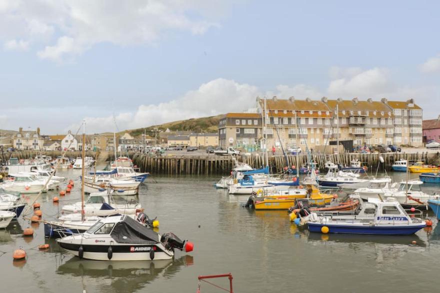 FLAT 30, pet friendly, country holiday cottage in West Bay