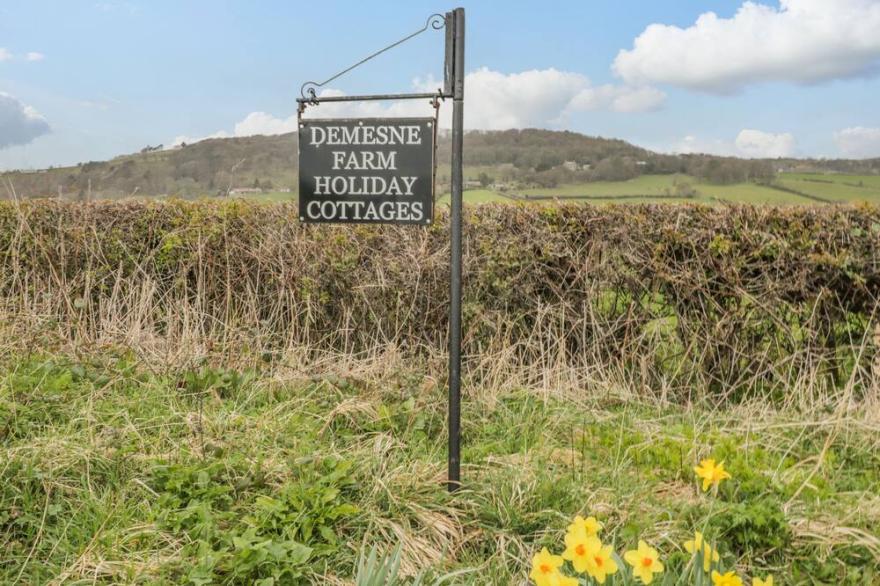 WHEELHOUSE COTTAGE, pet friendly, with a garden in Fylingthorpe