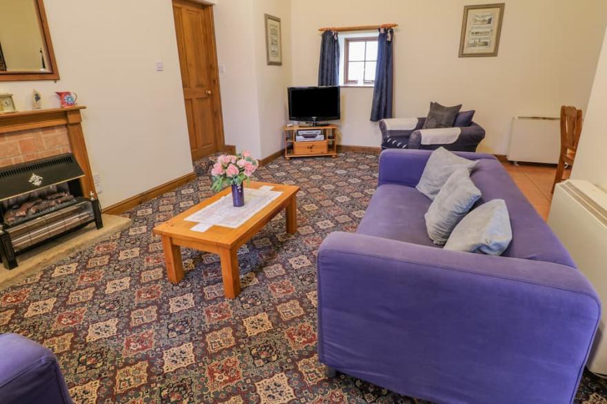 WHEELHOUSE COTTAGE, pet friendly, with a garden in Fylingthorpe