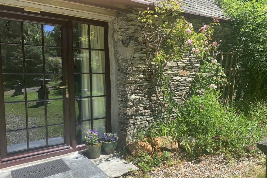 DOWNROW BARN, pet friendly, character holiday cottage in Tintagel