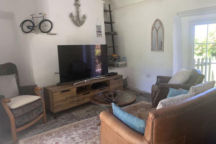 DOWNROW BARN, pet friendly, character holiday cottage in Tintagel