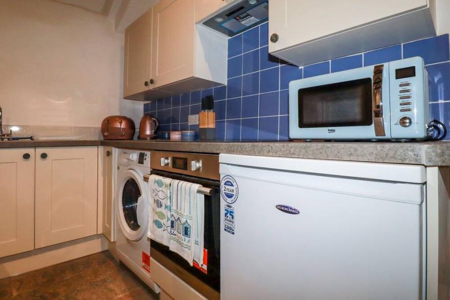 DOWNROW BARN, pet friendly, character holiday cottage in Tintagel