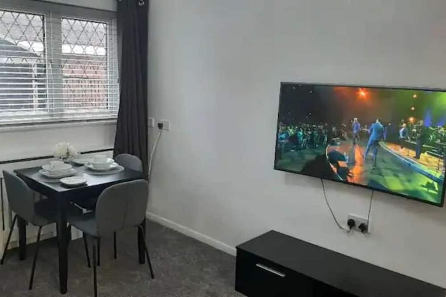 Entire Rental, Easy Reach to Etihad Stadium
