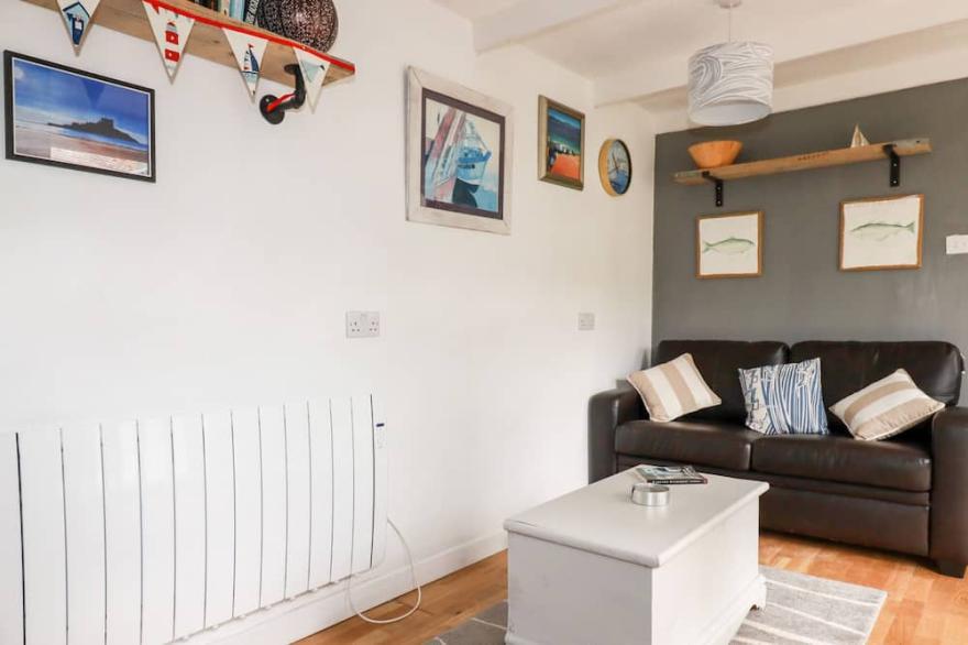 THE MOONBEACH CABIN, pet friendly, with a garden in Gorran Haven