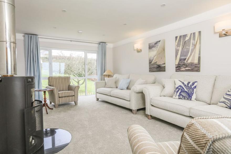 BLUE HAZE, 49 EMBANKMENT, pet friendly, with a garden in Kingsbridge