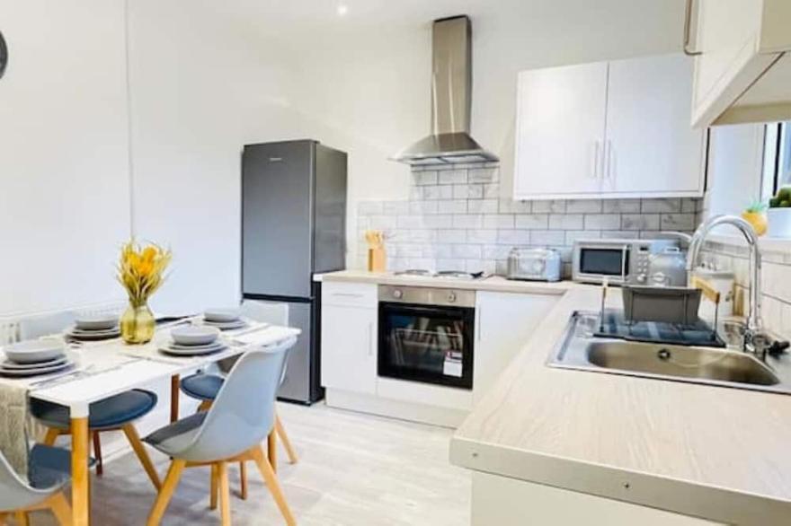 Gorgeous 3 Bed house Close to City Center Free Parking WorkSpace & Fast Internet