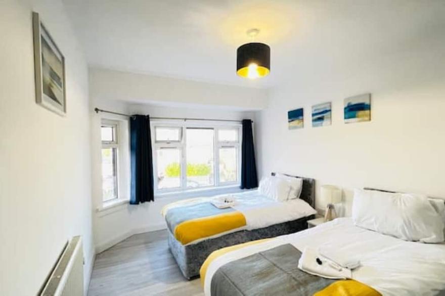 Gorgeous 3 Bed house Close to City Center Free Parking WorkSpace & Fast Internet