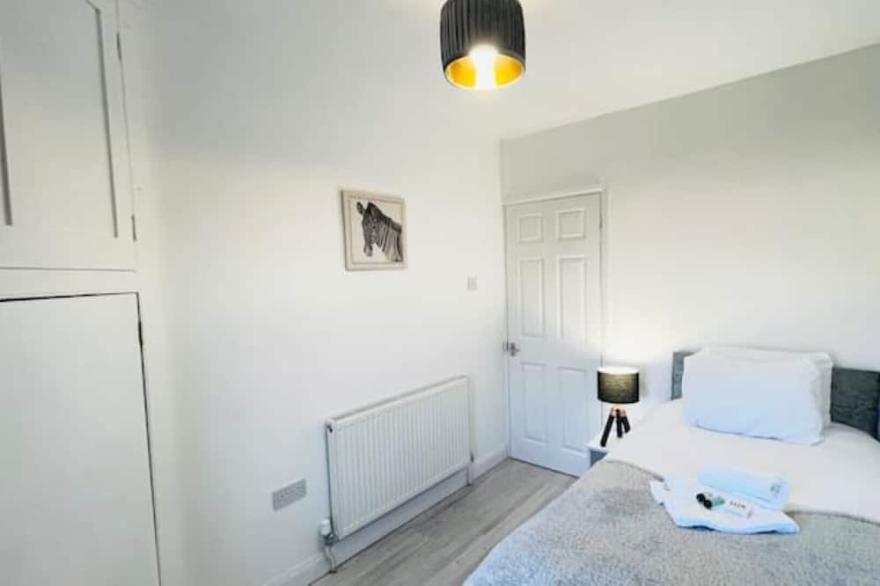Gorgeous 3 Bed house Close to City Center Free Parking WorkSpace & Fast Internet