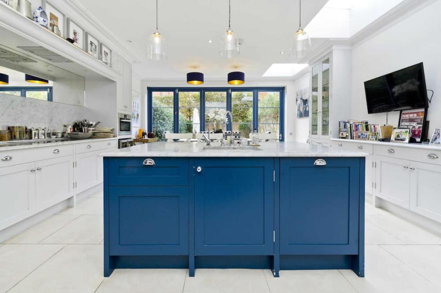 Cosy 4-bed Family home, Shepherd's Bush