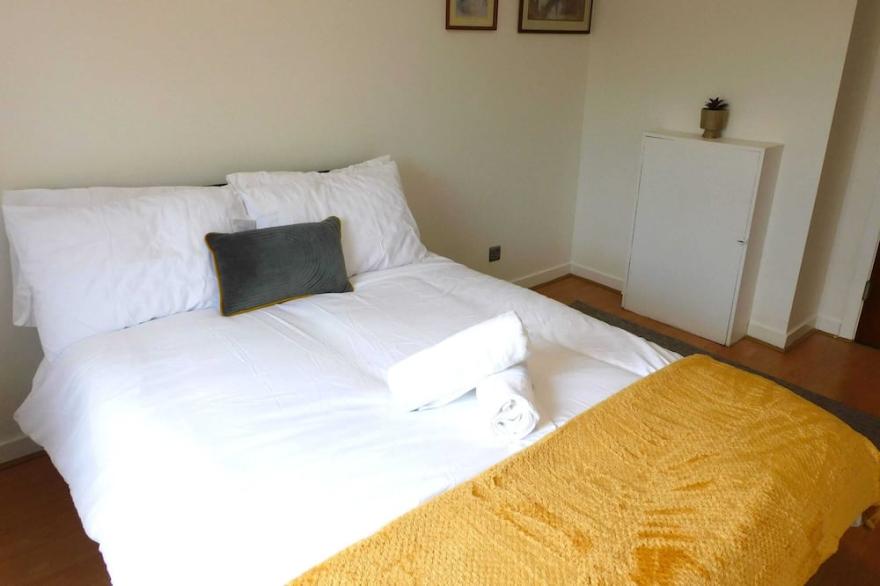 Charming  2 bed apt close to City and SEC/Hydro