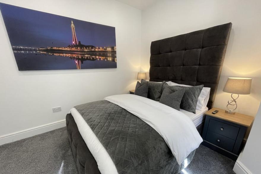 Deluxe Suite with Hot tub & Jacuzzi spar bath