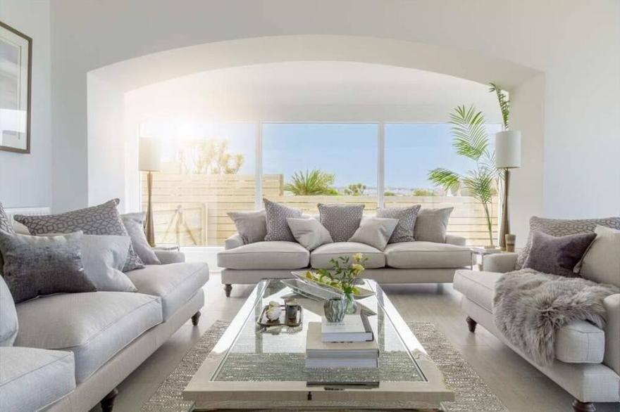 Stunning clifftop 5 bedroom luxury house with outstanding ocean views