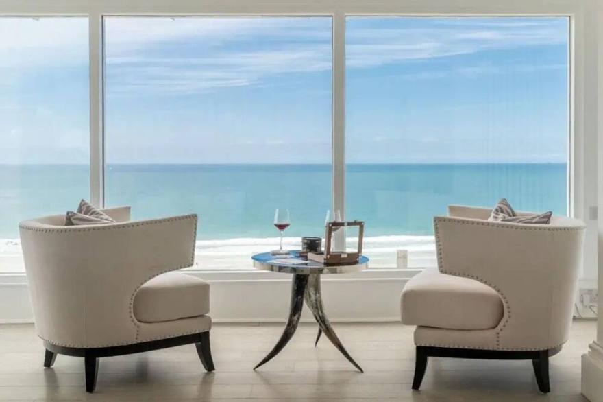 Stunning clifftop 5 bedroom luxury house with outstanding ocean views