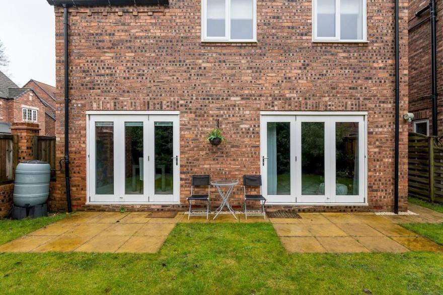 Spacious and Modern Townhouse I Pass The Keys
