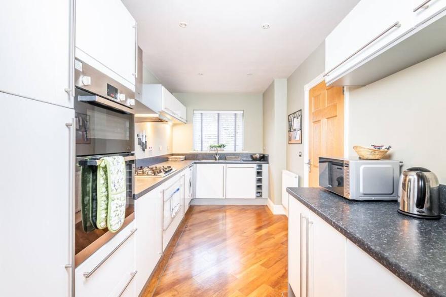 Spacious and Modern Townhouse I Pass The Keys