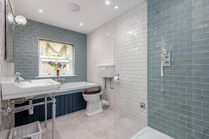 Romantic cottage for two in Outlander location