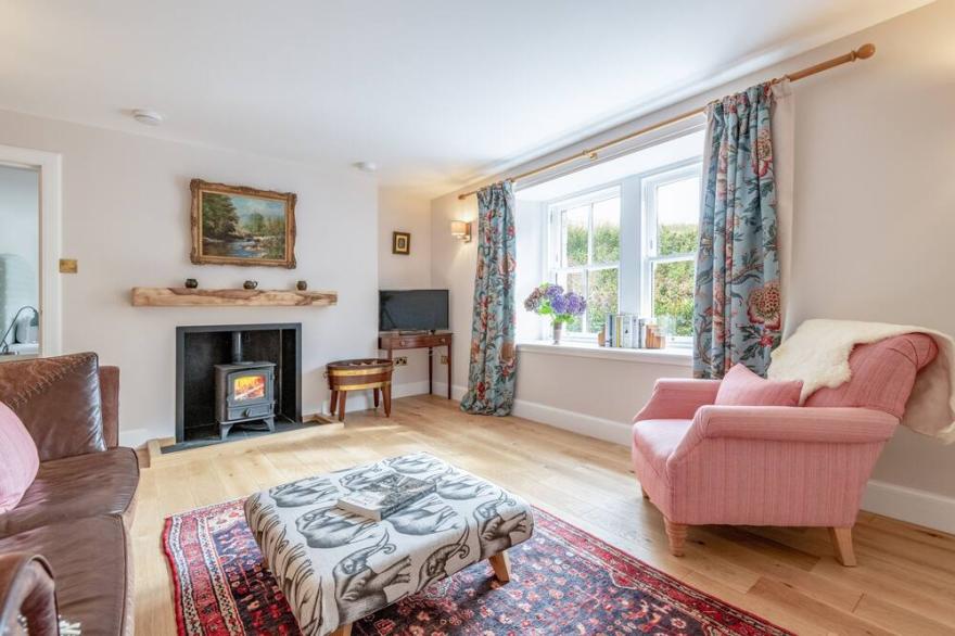 Romantic cottage for two in Outlander location