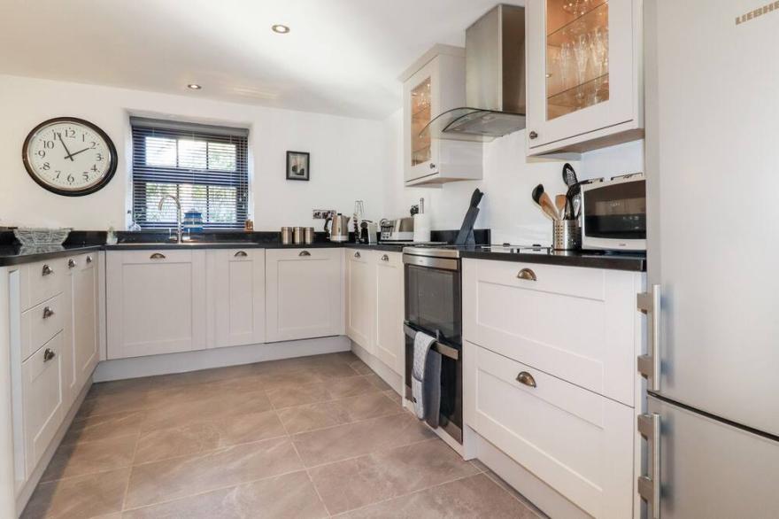 GREAT MEADOW BARN, family friendly, with open fire in Crantock