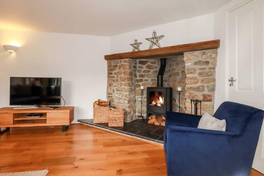 GREAT MEADOW BARN, family friendly, with open fire in Crantock