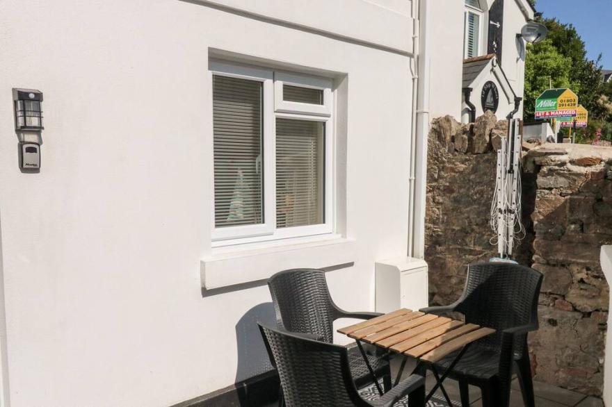 THE OLD SAIL LOFT, pet friendly, character holiday cottage in Torquay