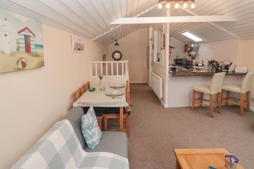 THE OLD SAIL LOFT, pet friendly, character holiday cottage in Torquay
