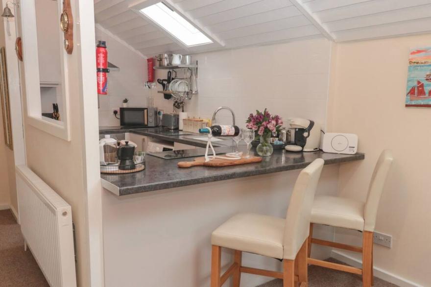 THE OLD SAIL LOFT, pet friendly, character holiday cottage in Torquay